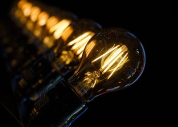 Aneel impõe nova exigência e famílias precisarão atualizar a titularidade da conta de luz