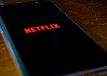 Netflix remove serviço de quem usava o celular para assistir séries