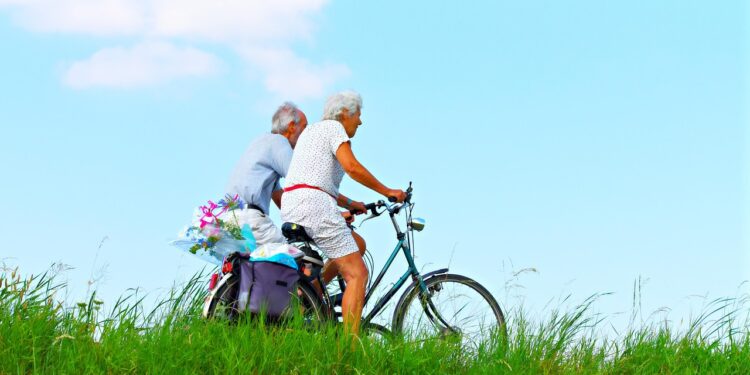 Especialistas afirmam: caminhadas são boas depois dos 60 anos, mas há um exercício ainda mais eficaz
