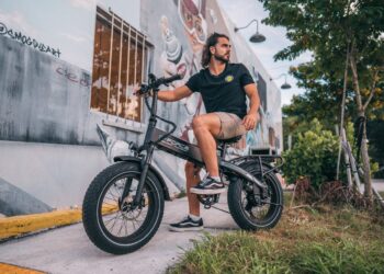Uso de bikes elétricas, patinetes e ciclomotores terá novas exigências em 2026; desrespeito gera multa de até R$ 880,41