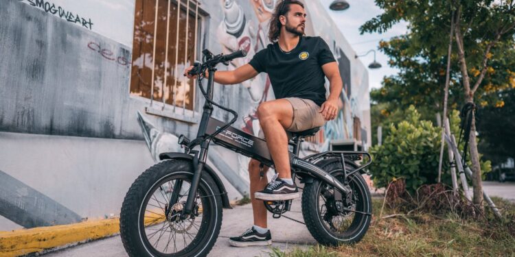 Uso de bikes elétricas, patinetes e ciclomotores terá novas exigências em 2026; desrespeito gera multa de até R$ 880,41
