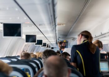 O que NÃO comer antes ou durante uma viagem de avião, segundo ex-aeromoça