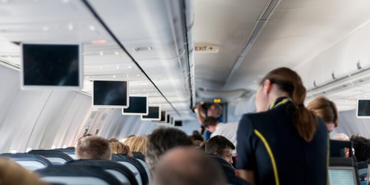 O que NÃO comer antes ou durante uma viagem de avião, segundo ex-aeromoça