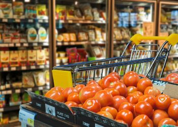 Lei permite que idosos acima de 60 anos economizem na coisa mais valiosa em supermercados brasileiros