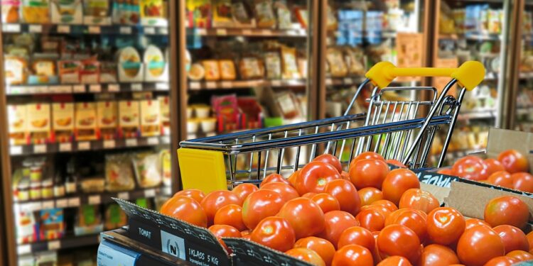 Lei permite que idosos acima de 60 anos economizem na coisa mais valiosa em supermercados brasileiros