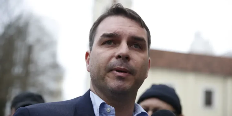 Flávio Bolsonaro revela única condição para abandonar candidatura à presidência do Brasil