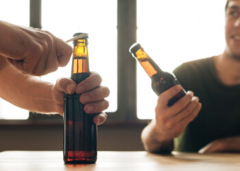 Parar de beber faz o corpo se regenerar: veja quando o fígado começa a reagir
