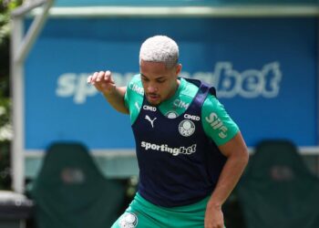 A pedido de Neymar, Vitor Roque pode trocar o Palmeiras pelo Santos