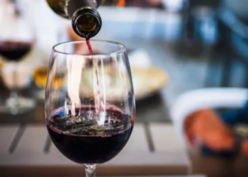 Agora é lei: clientes terão que pagar mais caro para beber vinho em restaurantes