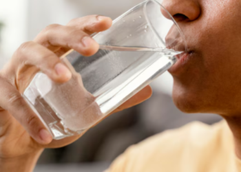 Beber água natural ou água gelada: o que é mais recomendado