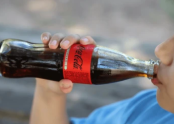 Brasileiro encontrou o que não deveria dentro da Coca-Cola e faturou indenização de R$ 10.000,00