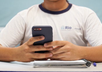 Celulares voltarão a ser permitidos em escolas a partir de 2026? Checamos