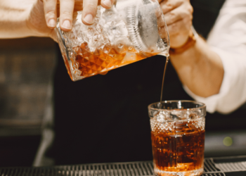 Neurocirurgião alerta: 2 bebidas elevam o risco de AVC e 2 ajudam a prevenir