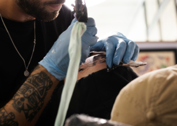 Nova proibição já está em vigor no Brasil e afeta quem tem tatuagem no corpo