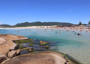 Praia brasileira que encanta surfistas é “tomada” pelo esgoto e fica imprópria para banho