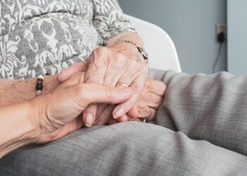 Brasileiros que trabalham dentro de casa podem receber mais de R$ 700 do governo