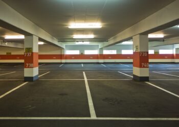 O que diz a lei sobre o estacionamento de farmácias e lojas ser exclusivo para clientes?