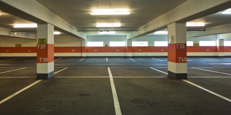 O que diz a lei sobre o estacionamento de farmácias e lojas ser exclusivo para clientes?