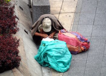 Em novo projeto, cidade brasileira manda mais de 1.000 moradores de rua para fora da região