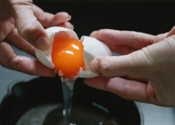 Por que muitas pessoas estão despejando leite na frigideira antes de fritar ovos?