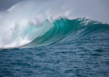 Ondas gigantes de 3 metros devem atacar o RJ neste fim de semana