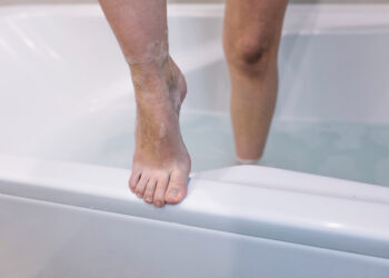 Especialistas recomendam molhar os pés com vinagre e sal; entenda o motivo
