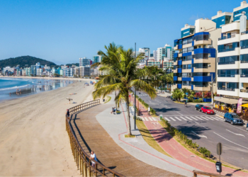 A “nova rica” do litoral: cidade menor deixa Balneário Camboriú para trás com R$ 4,1 bilhões