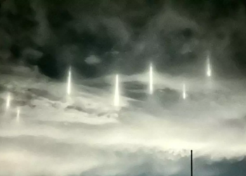 Alienígenas ou anjos? 9 pilares de luz foram registrados no céu do Japão