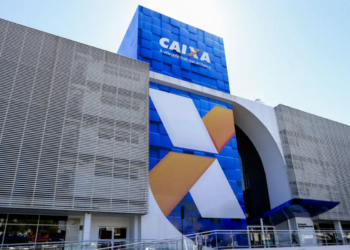 Brasileiros que ganham até R$ 9,6 mil por mês podem solicitar crédito de R$ 30 mil na Caixa