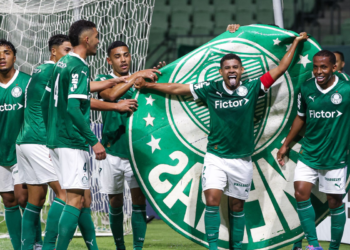 Enquanto o Flamengo torra R$ 260 milhões em Paquetá, Palmeiras comemora chegada de R$ 1,6 bilhão