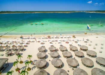 A apenas 300 km de Fortaleza (CE) fica localizado um dos maiores paraísos de areia do mundo, mas carros não são permitidos