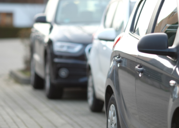 Lei permite estacionar carros em vagas de lojas mesmo sem ser cliente