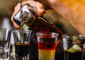 Não é uísque, absinto ou tequila: conheça a bebida com o maior teor alcoólico do planeta