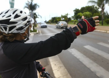 O que significa acenar para um carro ao atravessar a faixa de pedestre, segundo a psicologia?