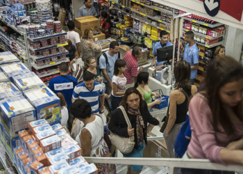 Supermercados e farmácias não vão fechar mais aos feriados, após nova decisão do Governo
