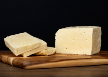 Veja o jeito certo de armazenar o queijo branco na geladeira, fazendo-o durar até 10 dias