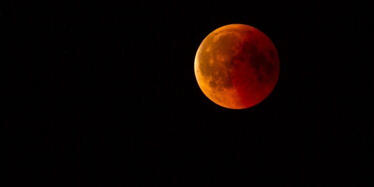 Lua de Sangue vai provocar apagão no céu durante 58 minutos em março