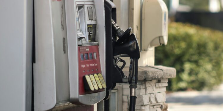 É verdade que existe um horário em que a gasolina fica mais barata nos postos?