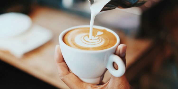 O que a ciência diz sobre tomar café logo após o almoço