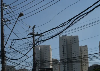 Prefeitura está removendo fios inutilizáveis de postes: 2,5 toneladas já foram retiradas