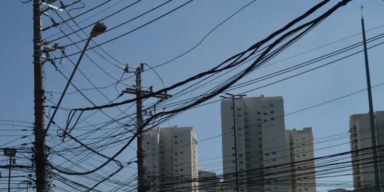 Prefeitura está removendo fios inutilizáveis de postes: 2,5 toneladas já foram retiradas