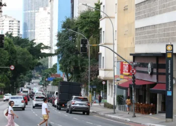 Além do vermelho, amarelo e verde, nova luz deverá ser adicionada em semáforos de todo o país