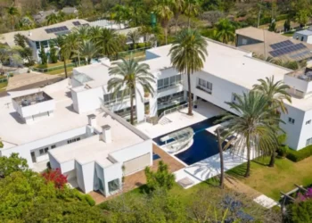Casa de mais de 6 mil m² pertence a apresentadora famosa, mas será leiloada por R$ 35 milhões