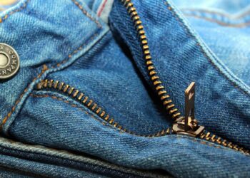 Calça jeans que fez sucesso em 2010 vira tendência novamente em 2026