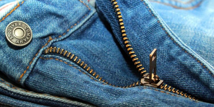 Calça jeans que fez sucesso em 2010 vira tendência novamente em 2026
