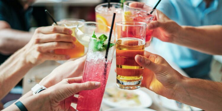 Como beber álcool do jeito certo para não destruir o fígado