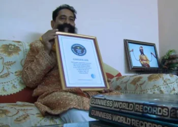 Homem entrou para o Guinness Book por ter um bigode gigante de 5,4 metros