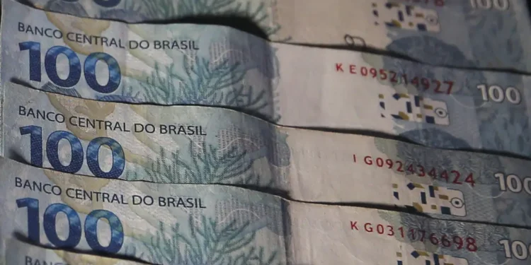 Salário mínimo de R$ 2,4 mil foi aprovado para a surpresa dos brasileiros