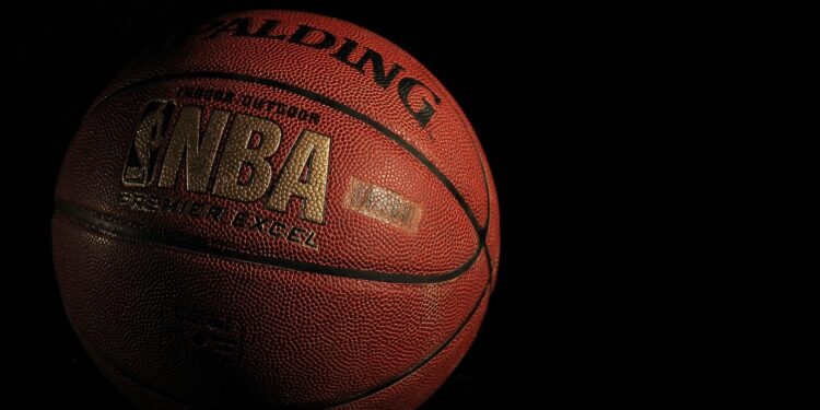 LeBron James surpreende a NBA e confirma a aposentadoria