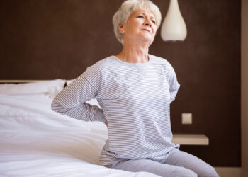Dor nas costas pode ser um sinal de que o corpo está lutando contra um câncer